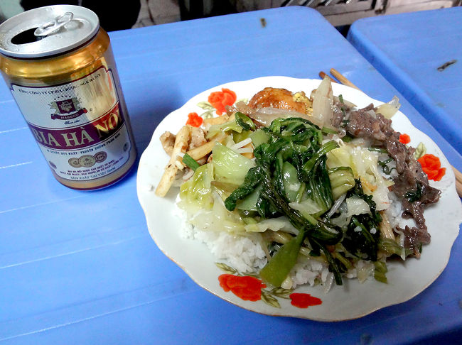3品のおかず乗せご飯。それにビアハノイ（330ml）。<br />全部で55000ドン（\220）。