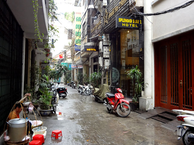 この路地に感じの良さそうな小さなホテルがあったので入って値段を聞いてみると、1泊$15だったので明日からの2泊予約を入れました。デポジットに10万ドンとられました。<br /><br />「Splendid Jupiter Hotel」という名のホテル。