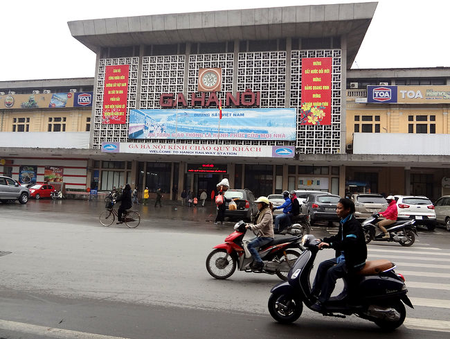 歩いてハノイ駅の前に来ました。<br /><br />ソビエト風建築の社会主義国らしい駅舎。
