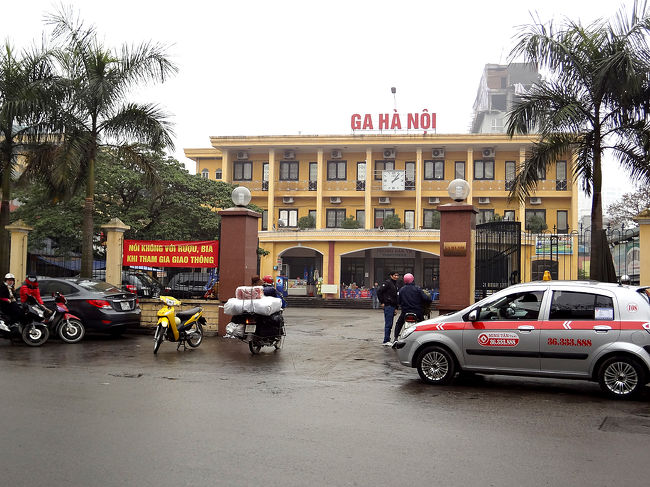 ハノイ駅の前の通りをしばらく北に歩き、左の道に入って線路をまたぎ、少し行った所にあるハノイB駅に来ました。<br /><br />後日、ここから夜行列車に乗ってラオカイへ向かうので下見にやってきました。