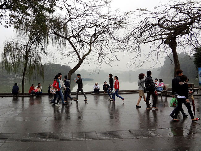 小雨が降ったりやんだりする中、市民の憩いの場、ホアンキエム湖にやってきました。