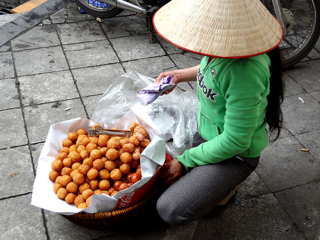 ホアンキエム湖そばで3個で5000ドン（\20）の揚げ菓子を買って食べました。