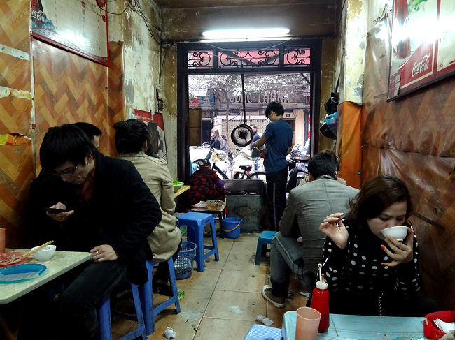 バインセオの店。店はご覧の通りの乱雑さ。