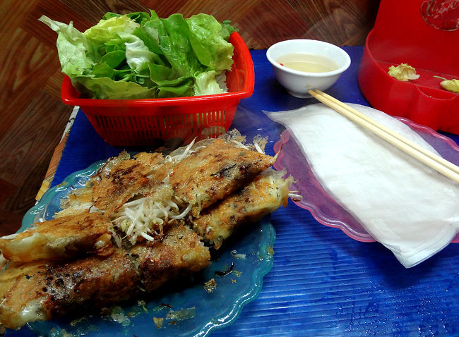 「ベトナム風お好み焼き」と言われているバインセオ。<br />野菜や香草、ちぎったバインセオをライスペーパーに巻いて食べるそうです。