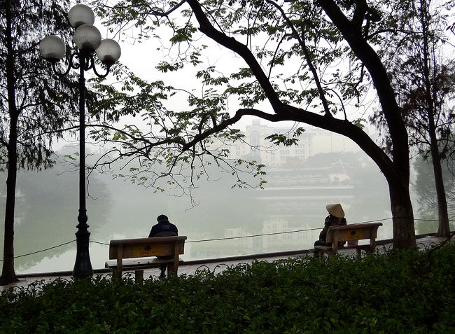 少し靄のかかった、朝8時頃のホアンキエム湖。<br /><br />ホアンキエム湖の周りではジョギングしたり、両手振り運動や足振り運動、独自に編み出した体操などを行っている中高年の人たちを多く見かけます。<br /><br />ハノイ滞在中は私も湖の周りの歩道を歩いて何周もしました。