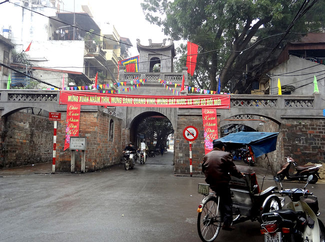 APTトラベルに行くため、ホアンキエム湖の北、旧市街のハンベー通りからマーマイ通りを歩いて東河門のところに来ました。