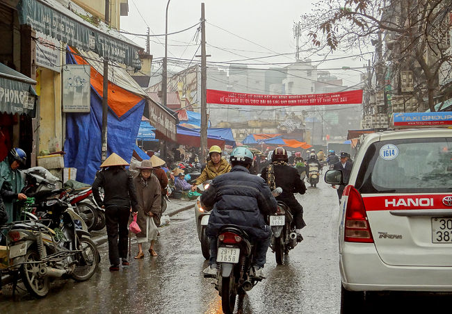 霧雨が降る、東河門付近の通り。