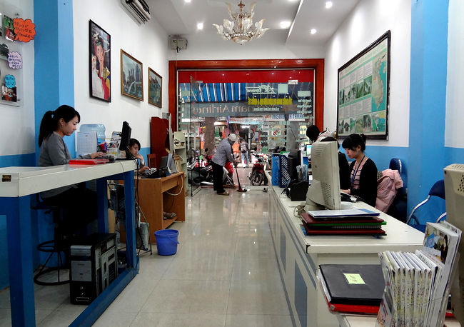 東河門のすぐ近くにある「APTトラベル」に来ました。<br /><br />日本から予約していたハノイからラオカイへの列車チケット（ソフト寝台下段で$45）のE-Mailを出してバウチャーをここでもらい、実際のチケットはハノイB駅の窓口で乗車前に受け取るという流れになっていました。