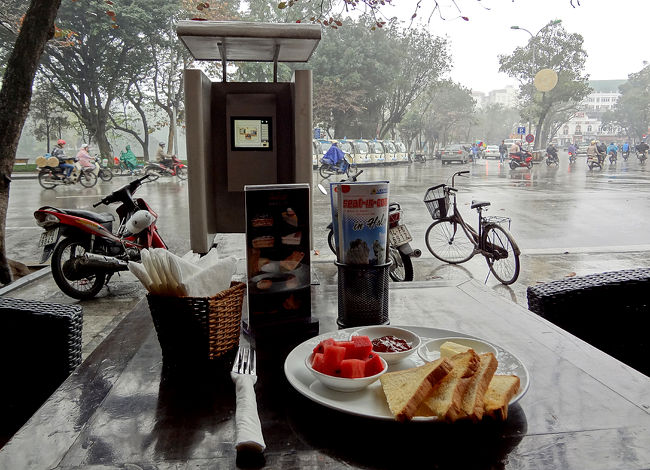 相変わらずの小雨の中、ホアンキエム湖に戻ってきて、雨宿りがてらにレストランでコーヒーとトーストで遅めの朝食を取りました。