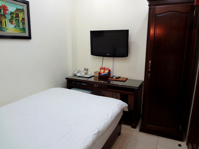 昼前にホテルをチェックアウトして、昨日予約していた「Splendid Jupiter Hotel」（旧： Riverside Palace Hotel Hanoi）にチェックイン。<br /><br />朝食付きで1泊$15の狭い部屋ですが、小ぎれいにまとまっていてあんがい良さそうです。