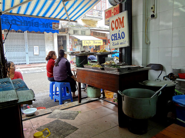 ベトナムの大衆食堂「コム・ビンザン」に入って昼ご飯。<br /><br />ネット情報による説明では、『ベトナム語で「コム／Com＝ごはん」、「ビンザン／Binh Dan＝平民」』とのこと。