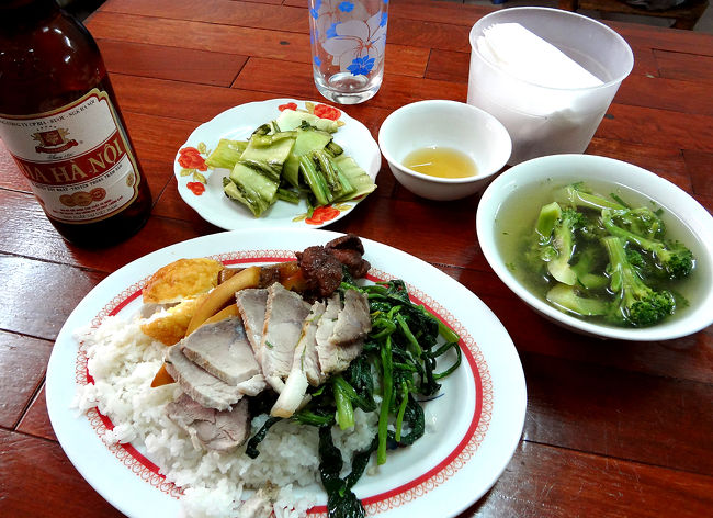 おかず4品とご飯、それにビアハノイ中瓶（450ml）。<br />全部で5万ドン（\200）と安いです。