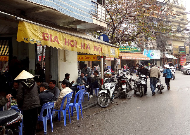 昼間から賑わう、旧市街のビアホイ。