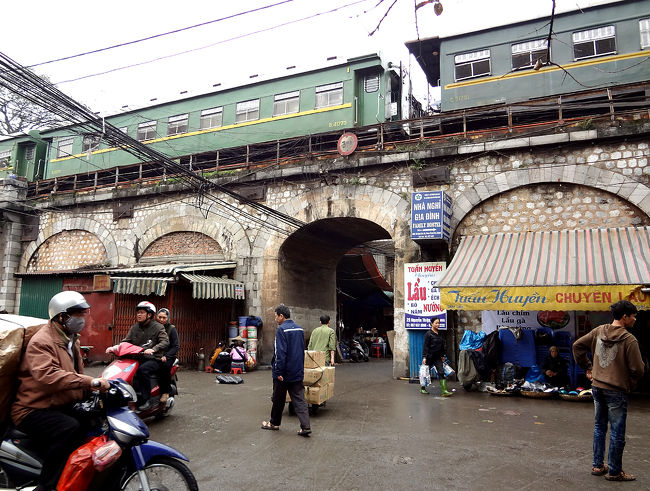 ロンビエン駅近くに来ました。<br />この辺りにはちょっとした市場もあり活気がありました。