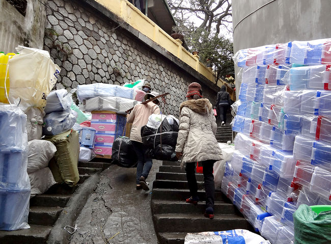 この階段を上がるとロンビエン駅があります。
