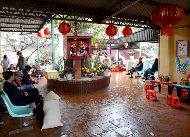 ロンビエン駅の待合室前。