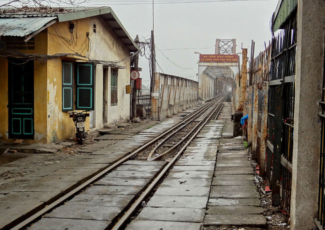ロンビエン駅のすぐそばから始まる、1902年に完成した約1700mのロンビエン橋。<br /><br />ベトナム戦争当時、アメリカ軍に何度も空爆され、そのたびに修復されてきたそうです。