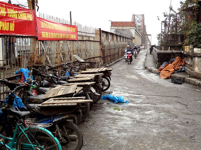ロンビエン橋の中を鉄道線路が走り、その横には細い道が設けられ、バイクや自転車の通り道になっています。