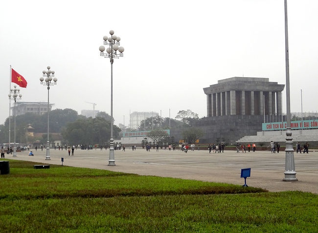 ハノイを観光する人は必ず訪れるであろう、広大ないバーディン広場の前にあるホーチミン廟。