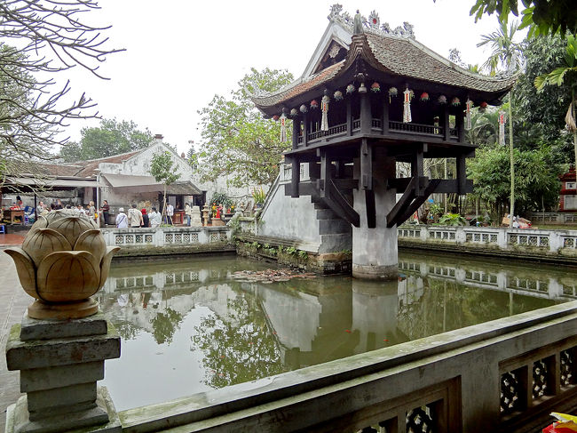 ホーチミン廟からさらに歩いて、「一柱寺」。<br />濁った水の中、一本の柱に建つというユニークさが売りの仏堂で、何の変哲もない感じがしますが。<br /><br />この辺りには他にも観光スポットがいくつかあり、ホーチミン廟とセットで名所めぐりをする人たちで賑わっていました。