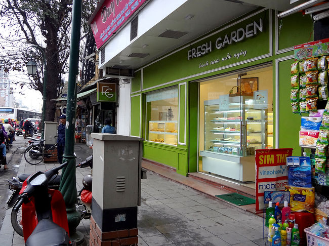 一柱寺からフンブオン通りを南に下り、道を聞くついでにこのベーカリーショップに入って、テーブルに座りパンを食べました。