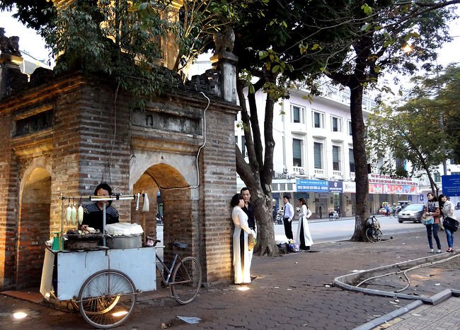 17時過ぎ、ようやくホアンキエム湖にたどり着きました。<br /><br />ハノイではすべて歩いて回りましたが、この頃はタブレットを持っていなかったので地図アプリもなく、ガイドブックの地図だけがたよりで道に迷うこともしばしば。