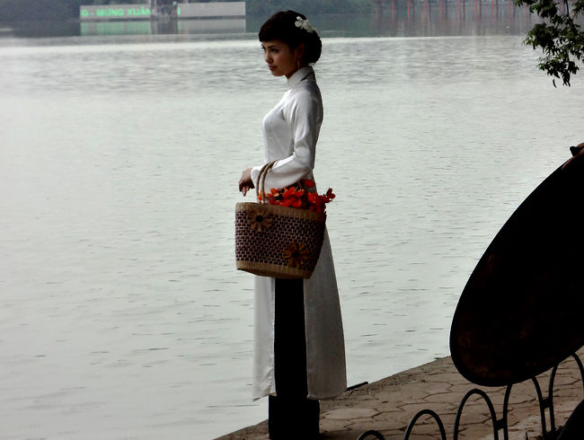 ホアンキエム湖ではよくプロによる写真撮影が行われていて、便乗して一枚パチリ。