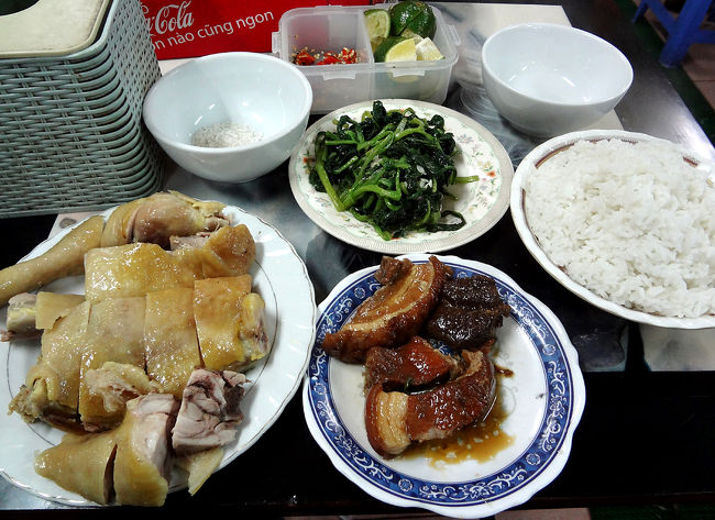 チキンに豚の角煮や揚げ春巻きなどを食べ、ビールは飲まなかったですが全部で24万ドン（\960）になりました。<br /><br />チキンのももが15万ドン（\600）とけっこうなお値段でした。ホーチミンのブイビエンではサイゴンビール中瓶が1万ドン（\40）で飲めるのに、それからするとかなり高めです。