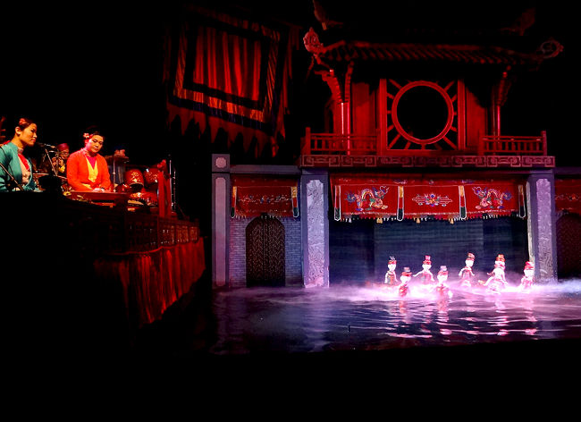 今朝チケットを購入していた、20時から始まる水上人形劇を見に行きました。<br /><br />以前、ツアーでハノイに1泊したときに一度見たことがあり、そのコミカルな人形の動きが面白くてまたやってきたました。<br /><br />＜ハノイの水上人形劇＞<br />https://www.youtube.com/watch?v=LuUUbkUzfyM