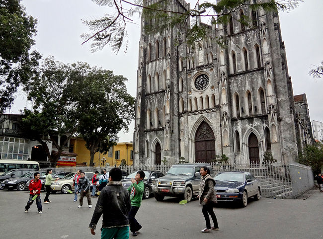 ハノイ大教会の前でバトミントンをする子供たち。<br />この日はけっこう肌寒かったです。