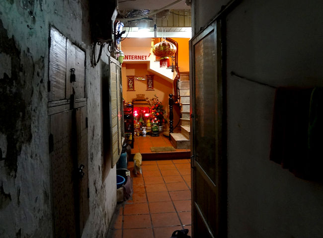 街を歩いていて見つけたネットカフェ（カフェとは言えないが）に入りました。<br /><br />普通の民家のような薄暗い家の中に入り2階へと上がります。