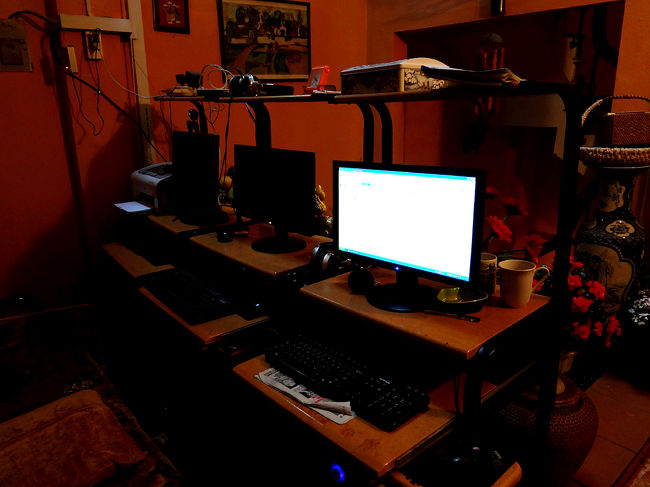 怪しげな赤っぽい明かりに照らされて３台のパソコンが置かれているだけの、他には誰もいない2階の薄暗い部屋。<br /><br />おばちゃんがPCの電源を入れてくれ、しばらく待ったのちにGメールにアクセスしますがスピードがめちゃめちゃ遅く、途中で時間切れになって認証がうまくいかなかったりで使い物になりませんでした。