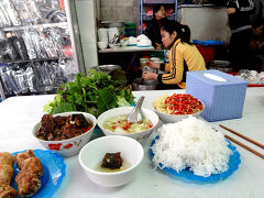 ガイドブックに載っていた、ダックキム（Dac Kim）というブンチャーの専門店に入りました。

酸味のある甘味の汁に米麺をつけて食べるブンチャー、あまり好みの味ではなかったですね。量が多いのでお腹いっぱいになりましたが。全部で９万ドン（\360）。

後で人のブログで知りましたが、揚げ春巻きはオプションで食べなければ払わなくてもいいとのこと。セットで出されるとこのワナにハマりますね。