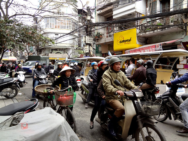 ごちゃごちゃとした旧市街を歩いていきます。