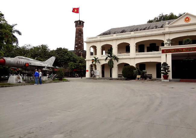 ハンボン通りからディエンビエンフー通りを歩き、レーニン公園の横を通って「ベトナム軍事歴史博物館」にやってきました。<br /><br />入場料2万ドン+カメラ持込み料3万ドン。