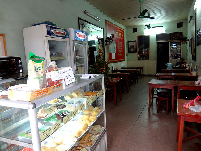 ホテルをチェックアウトしたあとハノイ駅に荷物を預け、夜の列車までの時間つぶしに街歩き。<br /><br />ガイドブックに載っていた「キンドー・ハノイ・カフェ252」という店に来ました。<br />カトリーヌ・ドヌーヴが映画「インドシナ」（1992年製作）撮影時に通ったという老舗ベーカリー。小さなローカルカフェですが、有名女優がちょっと店に足を運んだというだけでガイドブックにも載るようになるんですから大したものです。<br /><br />この映画は私も観ましたが、西欧の植民地支配による特権意識を持ったフランス目線の映画ではありますが、まあそれなりに面白く鑑賞できました。