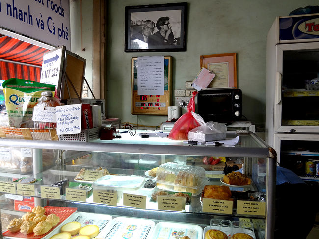 キンドー・ハノイ・カフェでは、パン3個とケーキ1つ（全部で62000ドン）を買っただけ。