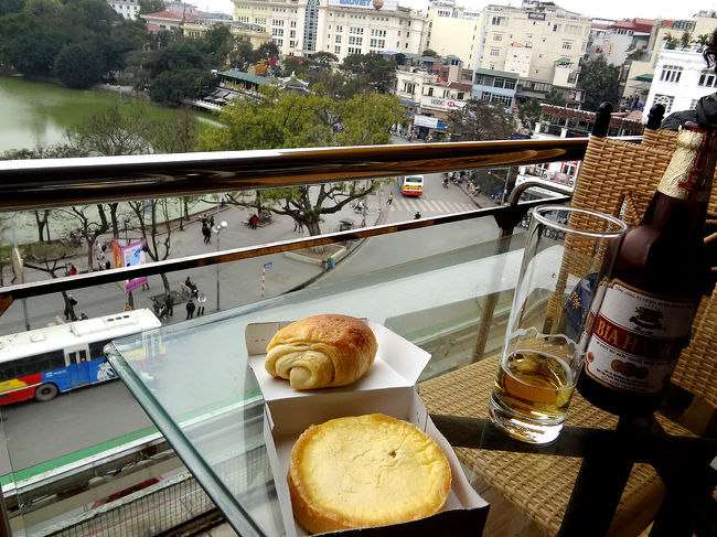 「シティビュー・カフェ」（City View Cafe）の5階からホアンキエム湖を眺めながら、ビール（23000ドン）だけ注文して、キンドー・カフェで買ってきたパンとケーキを食べました。<br />※一応店員にここで食べていいか聞いてOKをもらいました。<br /><br /><br />＜ハノイ ホアンキエム湖＞<br />https://www.youtube.com/watch?v=KW09rwn5niw