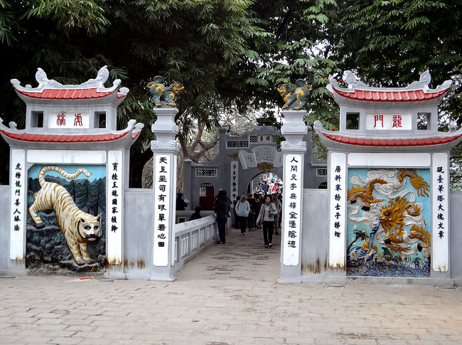 暇つぶしにホアンキエム湖を一周（一周は歩いて約25分前後）して、また逆回りに一周したり。<br /><br />ホアンキエム湖に浮かぶ小島にある「玉山祠」へと向かう、虎と龍の描かれた門。長いまつげをした虎の顔がかわいい。