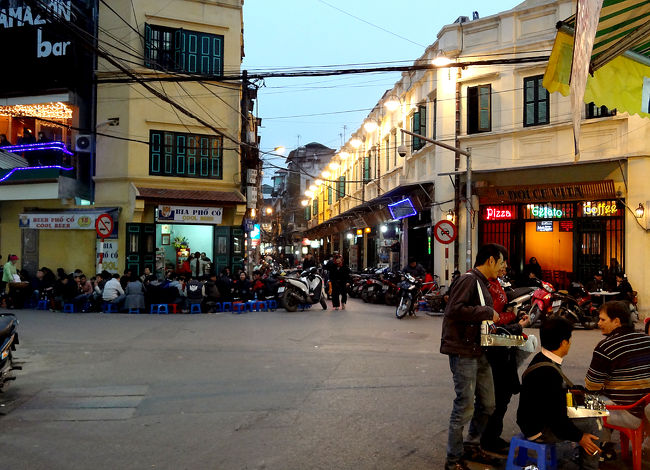 日暮れとともに賑わいを見せるストリート食堂。<br /><br />このあと、ハノイ駅で荷物を引き出してハノイB駅へ向かいました。