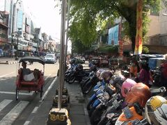 インナ・ガルーダ近くで下車