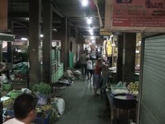 ディープな市場
お世辞にも清潔感が無く、胃が縮む思いで撮影しました。
何故そんな思いして撮影したかと言えば、怖い物見たさです。