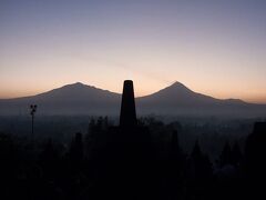 ガイドさんが霧とか雲に覆われて見れれない事が多々あると言っていました。
噴煙を上げている山の噴火でボルブドゥールが埋もれたとか、イスラム教徒の破壊を恐れて隠すために埋めたとか色々説があるようです。
きょうは、見られそうです。