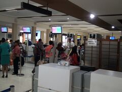 小さな空港で座る場所も少ししかありません。