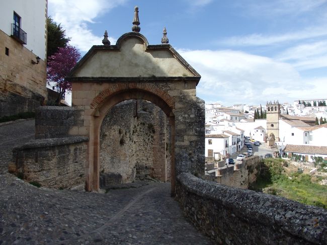 フェリペ５世の門からパドレヘスス教会を望む