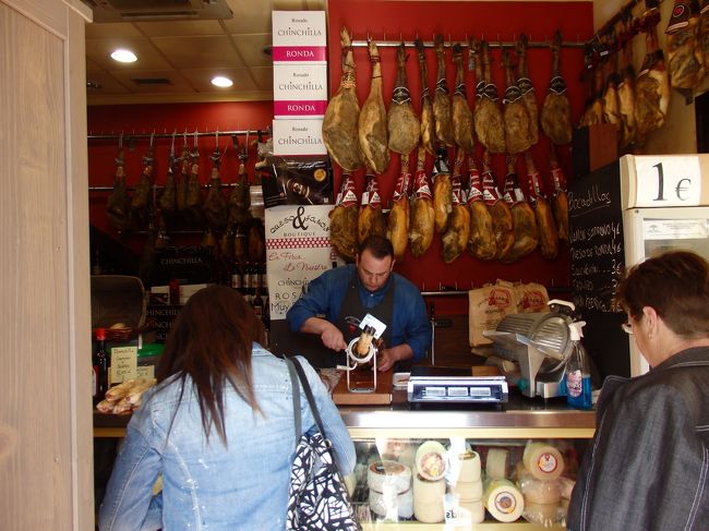 ヌエボ橋近くのハモン屋さん<br />ちょっと切り方厚かった