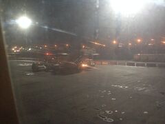 飛行時間およそ２時間でマシュハド空港に到着。

ビザは事前に取得済み。入管ではイスラエルの出入国スタンプに全く見向きもされず何も質問される事無くあっさり通過。
どの空港のどの係官もみんなこんな調子だったら、イスラエルのスタンプがあってもアライバルビザが取れそうな…。（イスラエルのスタンプがあるとアライバルビザが取れないというのがもっぱらの噂で、実際に発給を拒否された人もいるとか。）