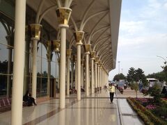 フライトの２時間前を目安に宿を出て、タクシーでおよそ２０分で空港の国内線ターミナルに到着。

丁度よい時間に着いたと思ったけど、まだカウンターがオープンしてなかった。