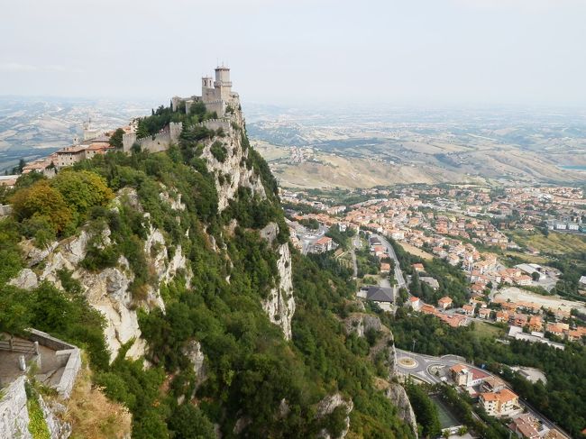 写真は1つ目の塔、ロッカ・グアイタです。街並みとコラボ、絶句するほど素晴らしい景観です！