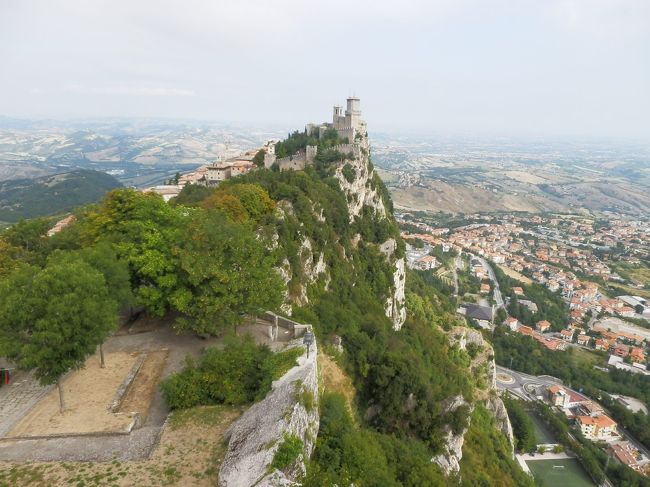 切り立った山の上に塔があることがわかりますね！